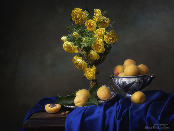 Натюрморт с абрикосами и желтыми розами / классический натюрморт в стиле барокко