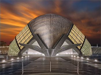 L’Hemisfèric / L'Hemisfèric (span. El Hemisférico) is the cultural building, planetarium and cinema in the City of Arts and Sciences in Valencia, Spain.
The building was designed by Santiago Calatrava and opened on 16 April 1998 as the first building of the City of Arts and Sciences in dried-out riverbed of the Turia.
The architect designed the building as a colossal human eye - the eye of wisdom, which is intended to symbolize the audiovisual experience of visitors when viewing the demonstrations.