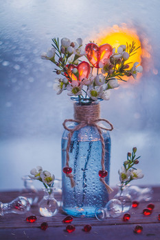 Леденцы / Два сердца в виде леденцов с цветами в вазе