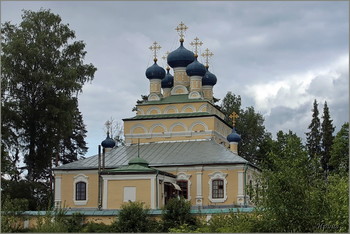 Церковь Успения Пресвятой Богородицы. / Николо-Рожок.На западном берегу Селигера, и недалеко от деревни Бараново, на высоком холме над лесом встает стройная колокольня и пятиглавая церковь погоста Никола-Рожок. Прямо из воды круто поднимается холм, заросший деревьями, среди которых стоит церковь. Если же забраться на этот холм, то станет ясно-это небольшой полуостров, имеющий очертание изогнутого рога. За такую форму полуостров и получил название Рожок, а второе наименование-Никола-сохранилось от существовавшего здесь долгое время Никольского монастыря, упраздненного в XVII столетии. Год постройки-Между 1763 и 1768гг.