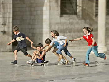 Fünf Freunde und ein Skateboard... / ...... have fun in the streets of Dubrovnik.