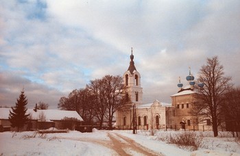 Зима в Поречье (Церковь Рождества Пресвятой Богородицы) / Церковь Рождества Пресвятой Богородицы в Поречье
Поречье Калязинского района Тверской области.
Каменная пятиглавая церковь с теплым Сергиевским приделом, построенная вместо древней деревянной. В советское время была закрыта. Возвращена верующим, реставрируется. В 1997 году была начата реконструкция церкви Рождества Пресвятой Богородицы.
____
Camera: Canon EOS 5
Lens: Canon EF 28-105 1:3.5-4.5 USM
Film: Agfa Agfacolor 100-24 (exp. 12.2005)
Photo taken: 24/12/2016
Scanner: Nikon Super Coolscan 5000 ED
(сканкопия без цветокоррекции и «восстановления постаревшей пленки»)