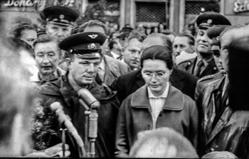 12 апреля -день космонавтики. / Венгрия. 1962 год. Юра Гагарин и Валя в Дунауйвароше.. За ними высится военный в фуражке, командир моей части полковник Нагорный. Справа - лицо замполита, пытающегося получше рассмотреть гостя из космоса. Вот , такое РЕТРО из недавнего прошлого.