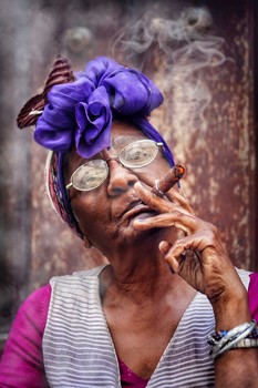 Моя бабушка курит… / Кубинский колорит…
Из серии: уличные портреты Старой Гаваны