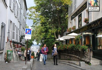 На Монмартре все также.... / На Монмартре все также,
 как прошлой весною -
Выставляют пейзажи,
 торгуют любовью...
Только северный ветер
 холм насквозь продувает -
Словно церковь Сен-Пьер
 вместо мельниц ласкает.

Татьяна Воронцова