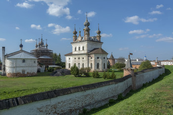 прогулки по Юрьев-Польскому / сентябрь, Юрьев-Польский, Кремль, слева направо- трапезная, надворная церковь Иоанна Богослова, Михайло-Архангельский Собор