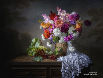 Натюрморт с букетом летних садовых цветов / классический цветочный натюрморт