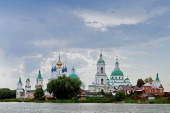 Спасо-Яковлевский Димитриев монастырь / Спасо-Яковлевский монастырь — православный мужской монастырь. Расположен на берегу озера Неро в юго-западной части Ростова. С 1764 до 1888 год имел статус ставропигии.