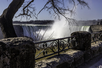 &nbsp; / The picturesque Horseshoe Falls is especially pretty when the sun is shining