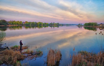 весеннее утро на озере / Весна.Утро.Облака.Рыбак.