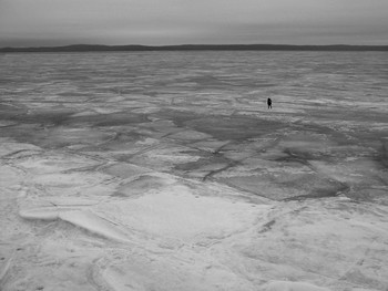 Карантинная пятница / Петрозаводская губа Онежского озера, вид с набережной Петрозаводска. Одинокий рыбак на льду