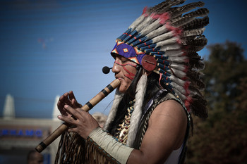 &nbsp; / индеец играет на флейте во время празника