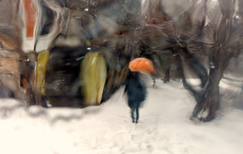 Кусок старого стекла. / Снег, город, человек, зонт.