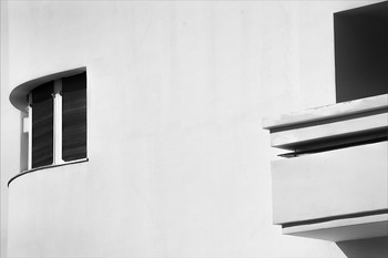 BauHaus / Архитектура "БауХаус" занимает особое место в Тель Авиве, сохранившись почтив первоначальном виде.
Эклектика второй половины 19 века сменилась в начале 20 века Модерном (Ар Нуво, Югендстиль) с уходом от симметрии, плавными линиями изгибов стен вместе со сложными криволинейными формами пространственных решений и деталей.
Первая мировая война покончила с Модерном, а послевоенная экономика и изменившиеся вкусы утвердили приоритет функциональности. Учебное заведение "Высшая школа строительства и художественного конструирования" - БауХаус, основанная в Германии в 1919 году, дала начало новому направлению в архитектуре - конструктивизму, с его ясными очертаниями и компактными формами.
30-е годы привели в Палестину многочисленную иммиграцию из Германии и среди них архитекторов, модернистов, последователей Ле Курбюзье и приверженцев направления "БауХаус". Местные архитекторы тоже постепенно отошли от украшательства и приняли визуальную эстетику линий БауХауса. Так, в течение двух десятилетий создавался "Белый Город", хорошо сохранившийся по сей день и вошедший в число объектов наследия мировой культуры по решению ЮНЕСКО.