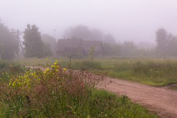 Туманное утро / Августовское утро. Туман окутал сельскую улицу.