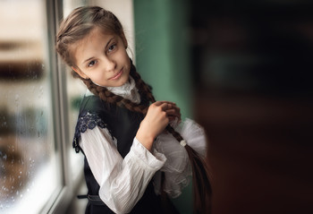 В школе мы получают знания..,. а воспитывает жизнь ... / In school, they get knowledge... and life educates...