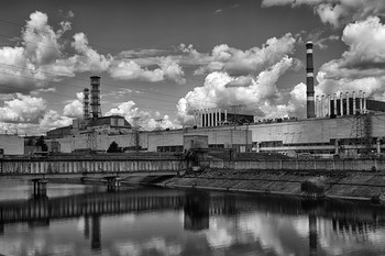 Остановленные реакторы / Ровно 44 года назад произошла авария на Чернобыльской АЭС. За последующие несколько месяцев 4-й реактор закрыли бетонным саркофагом со сроком службы до 40 лет с целью ограничить радиоактивное излучение в регионе. В 2007 году был подписан контракт с двумя французскими концернами VINCI и BOUYGUES о строительстве нового саркофага, сроком службы до 100 лет, позволяющего демонтировать в нем поврежденный блок реактора. 
Компании предложили и построили свое рода инженерное чудо – металлическая арка, шириной в 270 , длинной в 165 и высотой в 110 метров, собранная рядом с реактором, а затем передвинутая 300 метров на существующий саркофаг. Каждая половина арки собиралась в 4 этапа – вначале верхний сегмент, который поднимался вверх, затем соответственно 3 нижних. 
Это самый большой передвижной объект в мире.
