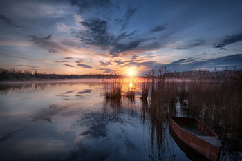 Лодка ждет / Апрельский рассвет на шатурских озерах.