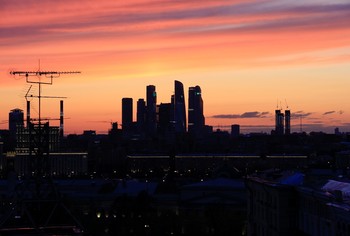 Огненный закат над Москвой / Сегодня вечер порадовал яркими, сочными красками. 
Сижу дома, любуюсь очаровательной картинкой.