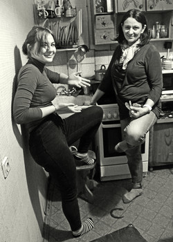 Пришли, да и посуду помыли... / Прям на кухне.