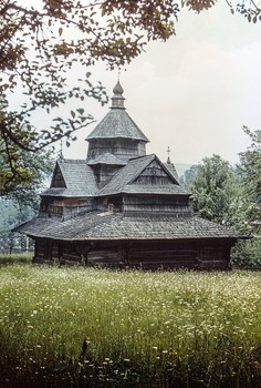 Деревянная церковь / Храм церковь Рождества Богородицы. Ворохта. Карпаты. Украина.
Обработка слайда 1977 г.