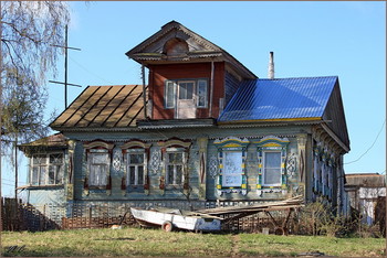 лодки, кошки и окошки....)) / город Тутаев — небольшой городок в Ярославской области, расположенный на двух берегах реки Волги. Что удивительно, моста между двумя частями города до сих пор нет, а соединяет их лишь паромная переправа, и большое количество частных лодок и лодочек))Город очень старый, имеет множество архитектурных памятников и исторических мест.