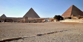 Пирамиды и сфинкс посещают египетские туристы / В отсутствии зарубежных туристов, пирамиды и сфинкс посещают египетские туристы