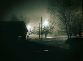 туманная ночь / провинциальный город ночь