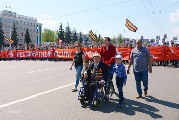 Фронтовики, наденьте ордена! / Была война, но мы пришли живыми,
Чтоб новой жизни сеять семена.
Во имя павших и живых во имя:
Фронтовики,
наденьте ордена!