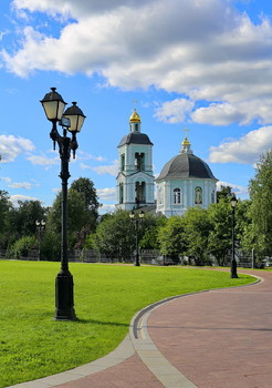 Царицынские зарисовки / Каменный храм был возведён в 1722 году по заказу , господаря Молдавии князя Дмитрия Кантемира. В 1759—1765 годах по воле Матвея Кантемира храм был полностью перестроен . Был построен северный придел во имя великомученика Димитрия Солунского, созданный в память отца. Вскоре храм стал княжеской усыпальницей — в 1771 году в нём погребли князя М. Д. Кантемира, а позднее и его супругу А. Я. Кантемир.

В 1775 году для возведения Царицынского дворца Екатерина II выкупила у Кантемиров их имение. Архитектор Василий Баженов при составлении проекта дворцового комплекса сохранил церковь в ансамбле возводимых построек.

После создания дворцового ансамбля храм перестраивался в 1883—1885 годах