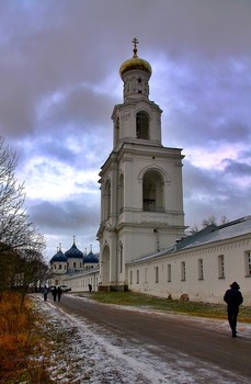 &nbsp; / Седовласый Волхов вышел на приволье,
Маяком далече виден жаркий крест:
Юрьева обитель и Святой Георгий –
Витязи на страже тех Словенских мест.
____________________________________________________
Свято-Юрьев мужской монастырь.
Один из древнейших монастырей в России.
Духовный центр – Господина Великого Новгорода,
При впадении реки Волхова в Ильмень – озеро
Или в Словенское море.
По преданию, он основан в 1030 году князем Ярославом Мудрым.
В святом крещении Георгий (Юрий) откуда и пошло название монастыря.