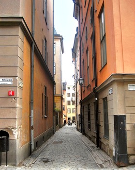 Узкая улочка Стокгольма / Гамла Стан — это шведский нулевой километр в Стокгольме. Многие туристы спешат найти в Старом городе самую узкую улочку. На самых типичных открытках изображают, как правило, именно его узкие брусчатые улочки.