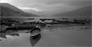 Притихло / Озеро Фева. Непал