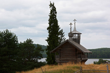 Над озером / Часовня Апостола Иоанна Богослова, деревня Зихнова. Кенозерский национальный парк.