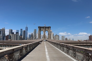 Сегодня на Бруклинском мосту / Согласно Нью-Йоркскому Департаменту транспорта, более 120000 автомобилей, 4000 пешеходов и велосипедистов 3,100 пересекают мост каждый день.

Мост вмещает шесть полос автомобильного движения, и нет потери для транспортных средств, пересекающих Бруклинский мост. Широкая центральная пешеходная и велосипед путь разделяется и приподнята над движением свистом чуть ниже. Для того, чтобы избежать потенциально опасного столкновения, обязательно тщательно соблюдать назначенные полосы движения для пешеходов и велосипедистов, которые только отделенных нарисованной линией.


 
Общая длина моста составляет чуть более мили длиной. Пешком, вам потребуется около 30 минут, чтобы пройти через это, идя в быстром темпе, и до часа, если вы сделаете остановки для фотографий и наслаждаться видом (который вы абсолютно должны).