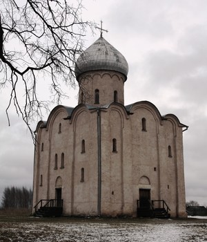 Церковь Спаса на Нередице. / Церковь Спаса на Нередице - храм Преображения Господня, расположенный вблизи Великого Новгорода на правом берегу Волхова рядом с Городищем.
Храм построен за один сезон в 1198 году при новгородском князе Ярославе Владимировиче. На Городище вокруг церкви существовал Спасо-Нередицкий или Спас на Городище мужской монастырь (приписанный к Юрьеву монастырю).
В период Великой Отечественной войны церковь находилась в районе активных боевых действий. 
Церковь восстановлена в 1956-1958 годах.
По решению ЮНЕСКО в 1992 году церковь Спаса на Нередице включена в Список Всемирного наследия вместе с рядом других памятников Новгорода и его окрестностей.