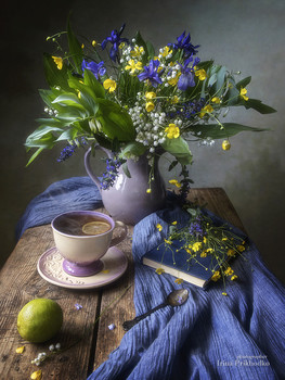 Чашка горячего чая холодным майским утром / цветочный натюрморт в стиле ретро