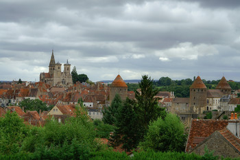 Semur-en-Auxois / Кажется, что вся Европа густо усеяна маленькими средневековыми городками, которые как две капли воды похожи друг на друга. Если бы в свое время не делал записи, то даже и не вспомнил бы что этот город где-то в глубине Франции называется Семюр-ан-Осуа