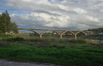Пейзаж с мостом / река Волга, город Старица, тверская область