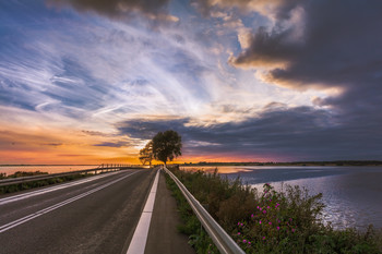 Пешком по старому мосту. Дания. / Вечером по мосту длиной 2 км. Мост на другой остров в Северном Море.