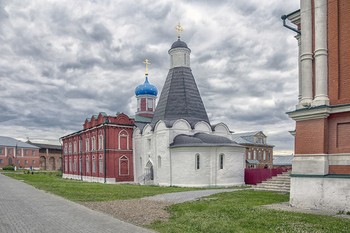 Успенский храм. / Коломна.Брусенский монастырь. Шатровая церковь Успения Пресвятой Богородицы, построенная в 1552 по повелению Ивана Грозного в честь взятия Казани.
здесь: http://www.lifeisphoto.ru/photo.aspx?id=209452 вид этого храма в 70-е годы прошлого века.