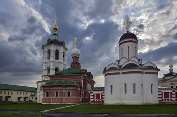 в монастыре / лето, Подмосковье, Николо-Пешношский монастырь.