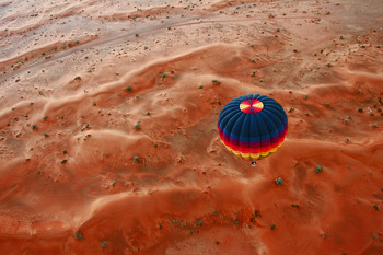 пролетая на воздушном шаре над аравийской нустыней / оаэ