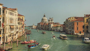 Гранд канал / Венеция. Вид на главную водную артерию города с моста Академии