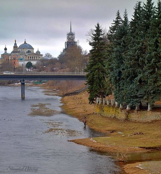 Из жизни Торжка.... / Есть в России красивые туристические города вроде Суздаля, много забытых и заброшенных, а есть Торжок....
Прекрасен Торжок тем, что в нём сохранилось очень многое от прошлой и позапрошлой цивилизаций, населявших некогда Россию. В дореволюционных церквях до сих пор можно найти советские швейные фабрики, а во дворах жилых домов - указатели к счастью.
Это и есть истинная живая красота, весь город представляет собой музей под открытым небом, в котором живут люди.