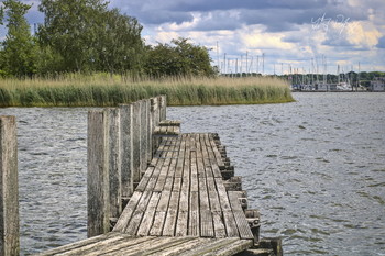 &nbsp; / Eine alte Holzbrücke in der Schlei, Ostsee.