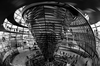 Игра со светом / Зеркальный конус купола Рейхстага, принципиально спроектированный Готфридом Бьемом, а затем воплощённый Норманом Фостером, освещает центральный зал Бундестага.