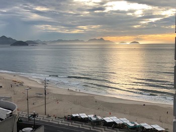 рассвет на пляже Копакабана в Рио де Жанейро / рассвет