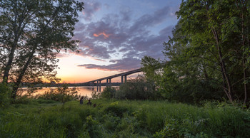 Двое у моста. / Нижний Новгород, Мызинский (Карповский) мост, вечер, июнь
