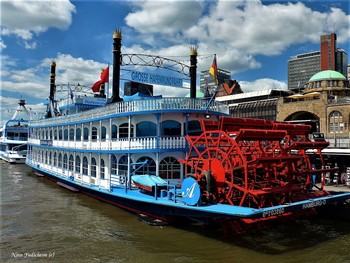 LOUISIANA*STAR / в порту Гамбурга
Луизиана Star (LOUISIANA*STAR) создана как пассажирский корабль по образцу американских задних колесных пароходов. Она является флагманом компании Райнер Абихт и совершает для гамбуржан и туристов круизы по гавани. Корабль был построен на немецких речных верфях в Тангермюнде и спущен на воду в 1999 году.
Луизиана Star вмещает 500 человек и имеет три палубы: со сценой, баром, танцплощадкой. Также можно приятно провести время на открытой палубе.
Видео &quot;Прогулка по Эльбе&quot;: https://www.youtube.com/watch?v=qL1e1j9B8Vk

https://www.youtube.com/watch?v=_8iY4QcGL-A&amp;t=8s https://www.youtube.com/watch?v=EVMHpH6SJxA

Корабли на Эльбе:

https://www.youtube.com/watch?v=DA7DProSV6o&amp;list=UUEOp3amNaNT0205lPmdFi8w&amp;index=19

Портовый центр и складской район Гамбурга:

https://www.youtube.com/watch?v=i0kxa-sex6o

https://www.youtube.com/channel/UCEOp3amNaNT0205lPmdFi8w/videos?

https://www.youtube.com/watch?v=IGn-NNqkBL0

https://www.youtube.com/watch?v=dZ1W9amrFdg